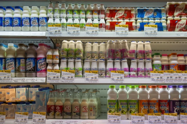 Urval av yoghurt, soy mjölk och mjölk på hyllorna i en stormarknad Siam Paragon i Bangkok, Thailand. — Stockfoto