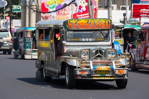 Jeepneys passerar i Filippinerna. — Stockfoto