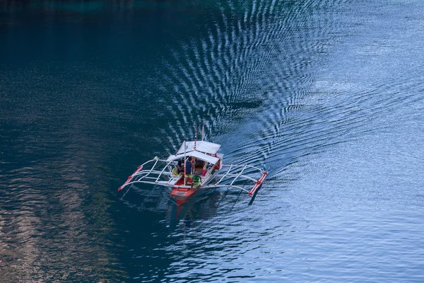 Barco com turistas para viajar entre as ilhas. El Nido, Filipinas — Fotografia de Stock