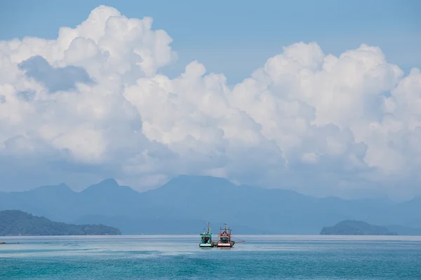 Maravilhoso mar tropical perto da ilha de Koh Chang, Tailândia . — Fotografia de Stock