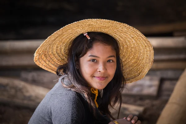 Yerel Pazar Birmanya kız portre. Inle Gölü, Myanmar, Burma — Stok fotoğraf