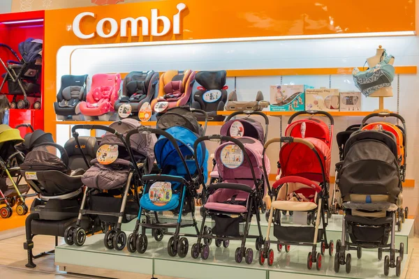 Secção de carruagens de bebé Combi no supermercado Siam Paragon. Bangkok, Tailândia — Fotografia de Stock