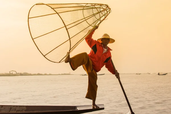 手作りネットを伝統的な方法で魚を捕る竹のボートに乗ってビルマ語漁師。ミャンマー、インレー湖) — ストック写真