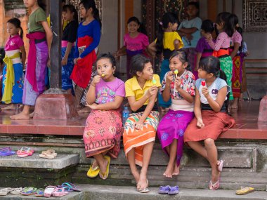 Bali dili kız okul dansları sonra dinlenme ve dondurma yemek. Ubud, Endonezya