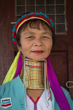 Padaung kabilesi uzun boyunlu kabile kadın portre. Inle Gölü, Myanmar, Burma