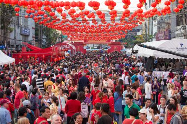 Tayland halkı ve turistlerin, Çin yeni yılı Yaowarat sokak, Chinatown kutlama sırasında. Bangkok, Tayland