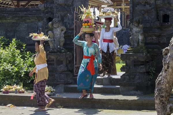 Indonesian people celebrate Balinese New Year and the arrival of spring. — Stock Photo, Image