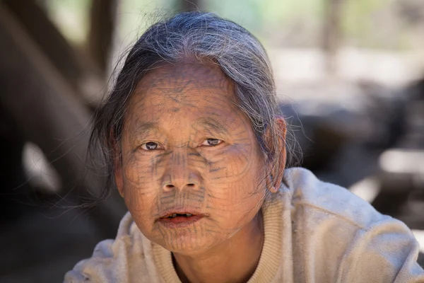 Portret stam getatoeëerd kin vrouw. Mrauk U, Myanmar — Stockfoto