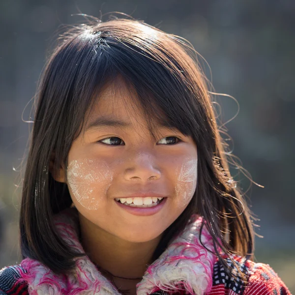 Πορτραίτο κοριτσιού με thanaka στο πρόσωπό της χαμόγελο. Inle λίμνη, Μιανμάρ — Φωτογραφία Αρχείου