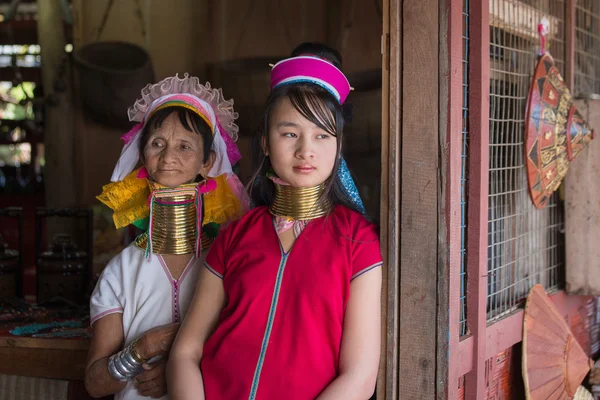 Retrato padaung tribo mulheres de pescoço comprido tribo. Lago Inle, Mianmar, Birmânia — Fotografia de Stock