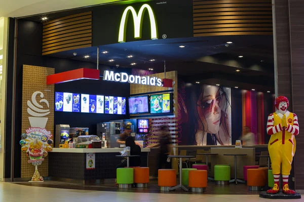 McDonald's restaurant in Siam Paragon Mall.  Bangkok. Thailand — Stock Photo, Image