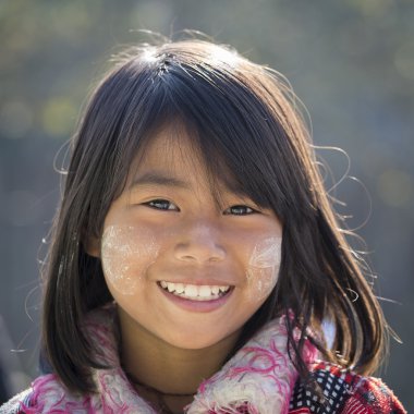 Portre thanaka gülümseme yüzünde genç kızla. Inle Gölü, Myanmar