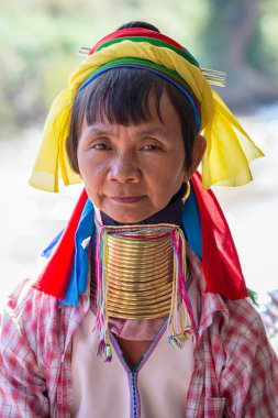 Padaung kabilesi uzun boyunlu kabile kadın portre. Inle Gölü, Myanmar, Burma