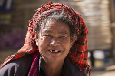 Gülümseme yüzünde yaşlı kadın portre. Inle Gölü, Myanmar