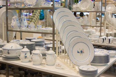 Seramik sofra Patra süpermarkette Siam Paragon bölüm. Bangkok, Tayland