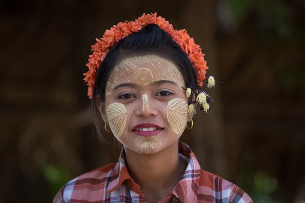 肖像画彼女の笑顔の顔に thanaka を持つ少女。マンダレー, ミャンマー — ストック写真