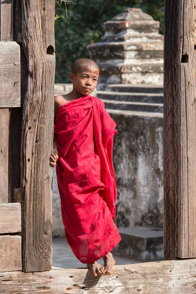 Retrato de un joven monje en un monasterio. Mandalay, Myanmar — Foto de Stock