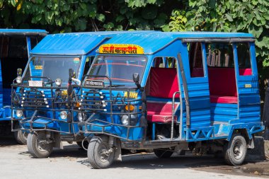  Otomatik çekçek taksiler bir yolda. Rishikesh, Hindistan