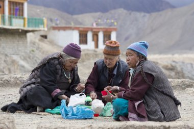 Mistik maskesi Lamayuru Gompa, Ladakh, Kuzey Hindistan, Yuru Kabgyat Budist festivalin zamanında Tsam gizem dans dans sırasında Tibet yaşlı kadınlar