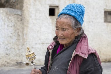 Mistik maskesi Lamayuru Gompa, Ladakh, Kuzey Hindistan, Yuru Kabgyat Budist festivalin zamanında Tsam gizem dans dans sırasında Tibet yaşlı kadınlar