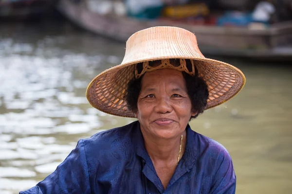 Retrato de mujer tailandesa en Taling Chan Floating Market. Bangkok, Tailandia — Foto de Stock