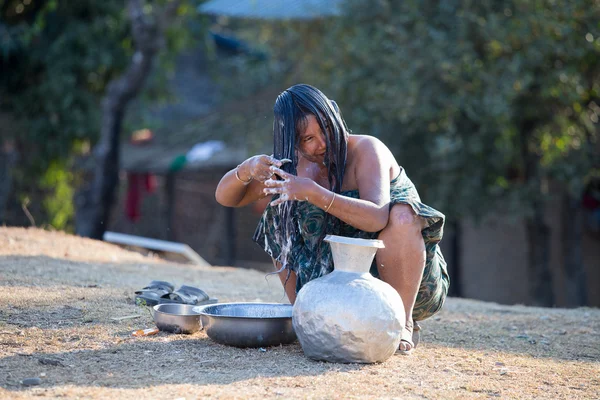 Burmese woman washing her hair on the head. Mrauk U, Myanmar — Zdjęcie stockowe