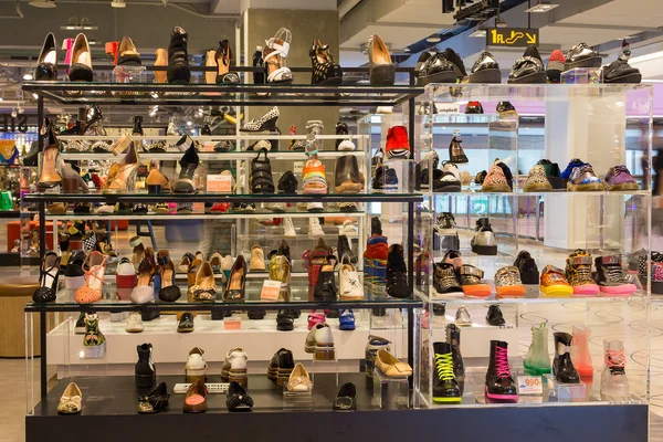 Muchos zapatos de mujer en un estante de cristal en el centro comercial Siam Paragon. Bangkok, Tailandia —  Fotos de Stock