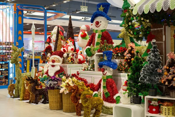 Fileiras de brinquedos de Natal no supermercado Siam Paragon, Bangkok, Tailândia — Fotografia de Stock