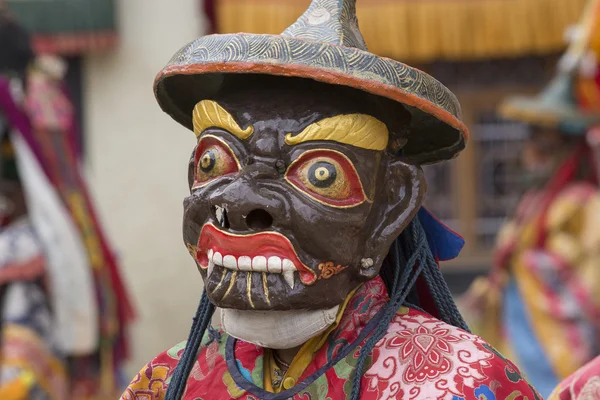 Tibetan lama dressed in mask dancing Tsam mystery dance on Buddhist festival at Hemis Gompa. Ladakh, North India — Stock Photo, Image