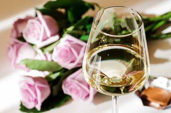 Rosas y chocolates y vino blanco —  Fotos de Stock