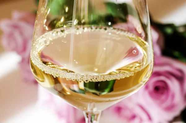 Bubbels in een glas witte wijn — Stockfoto