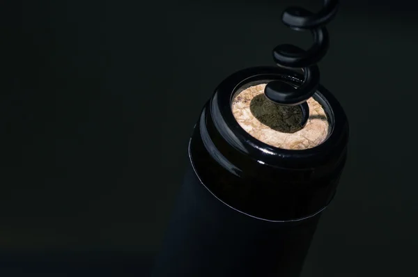 Zwarte kurkentrekker opent wijn — Stockfoto