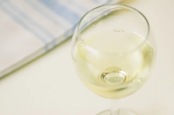 Verre de vin blanc frais — Photo