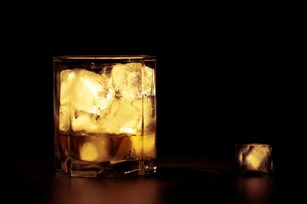 Whisky com cubos de gelo — Fotografia de Stock