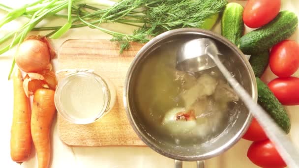 Man zout kippenbouillon in een pan — Stockvideo