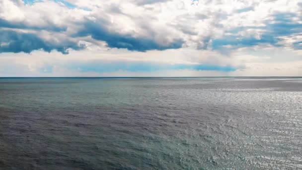 Il mare è onde calme dopo una tempesta. Ci sono nuvole nel cielo. Passera di mare — Video Stock