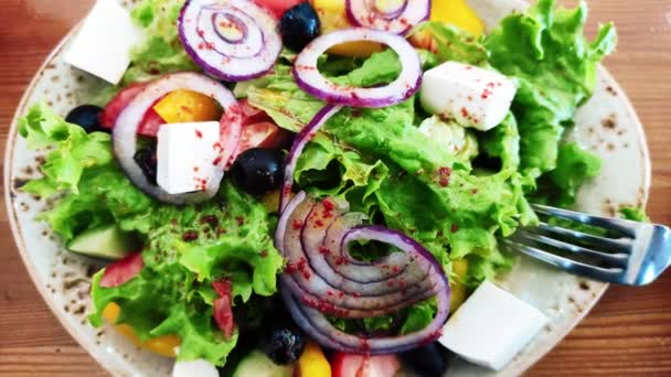 Mann isst griechischen Salat in Restaurant — Stockvideo