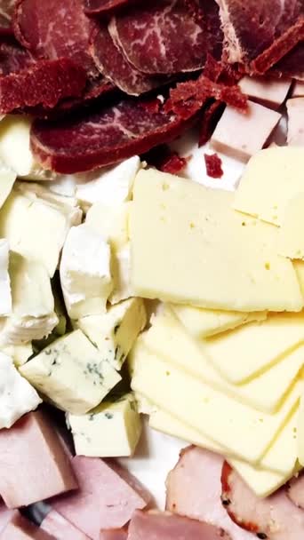 Tálat hússal és különféle sajtokkal. Függőleges videó — Stock videók