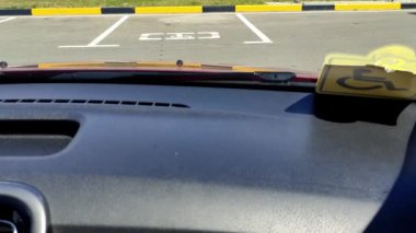 Engelli işaretli araba engelliler için park edilmiş bir yerde.