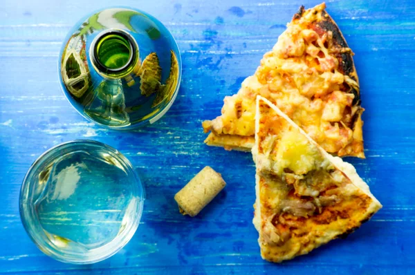 White wine and pizza — Stock Photo, Image