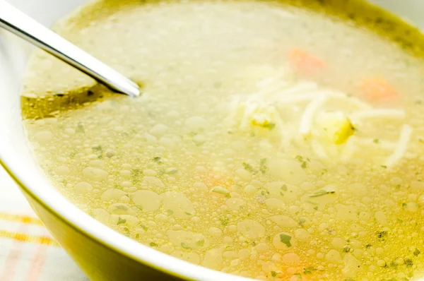 Hühnerbrühe, Brühe, klare Suppe — Stockfoto