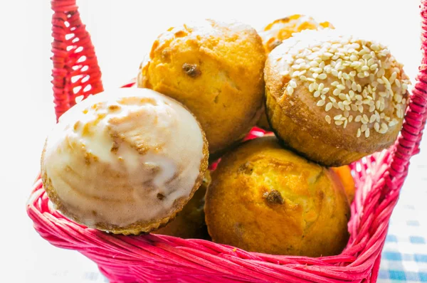 Muffin, cake, Cupcake in a basket. — Stock Photo, Image