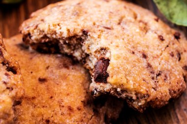 Çikolata parçacıklı kurabiye.