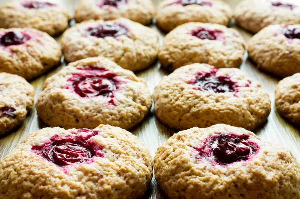 Biscoitos com cerejas — Fotografia de Stock