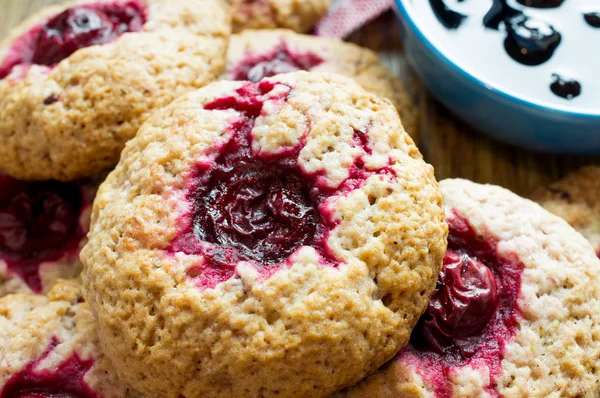 Galletas con cerezas —  Fotos de Stock