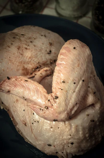 La mitad de pollo crudo — Foto de Stock