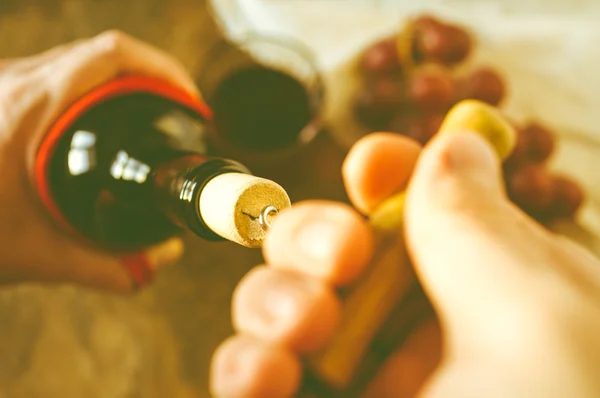 Opening wine — Stock Photo, Image