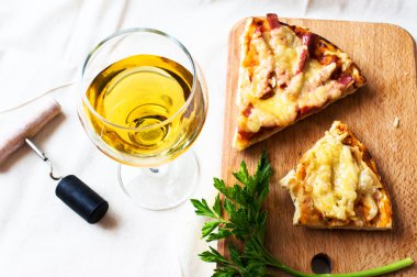 beyaz şarap ve pizza