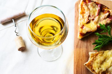 beyaz şarap ve pizza