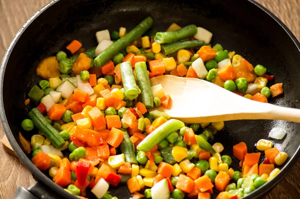 Legumes em uma panela de ato de fritar — Fotografia de Stock